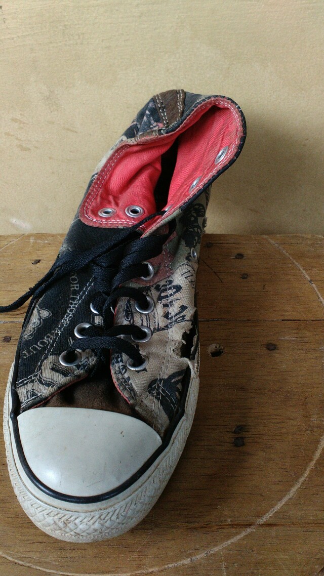 AC/DC x Converse Chuck Taylor All Star Hi, Fesyen Pria, Sepatu di Carousell