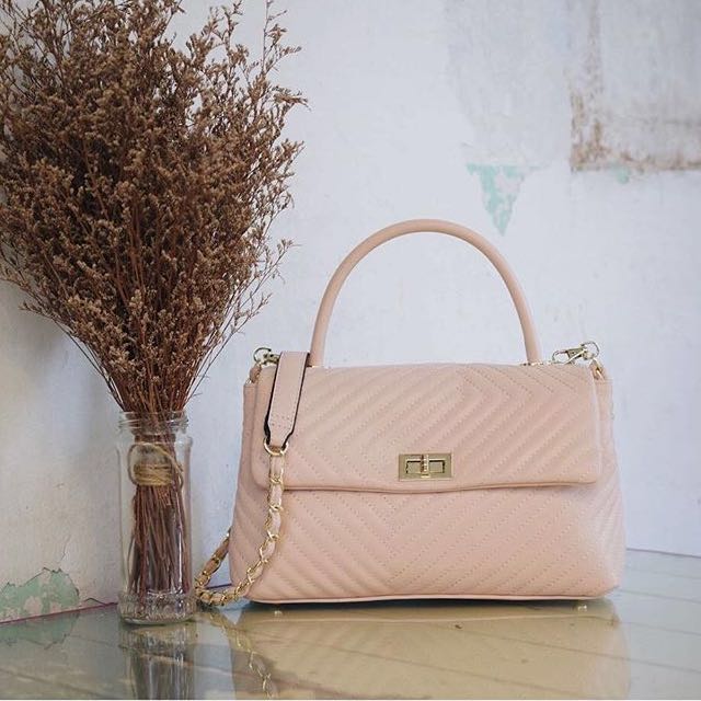 Christy Ng Felix Nude Quilted Handbag, Women's Fashion, Bags & Wallets,  Clutches on Carousell