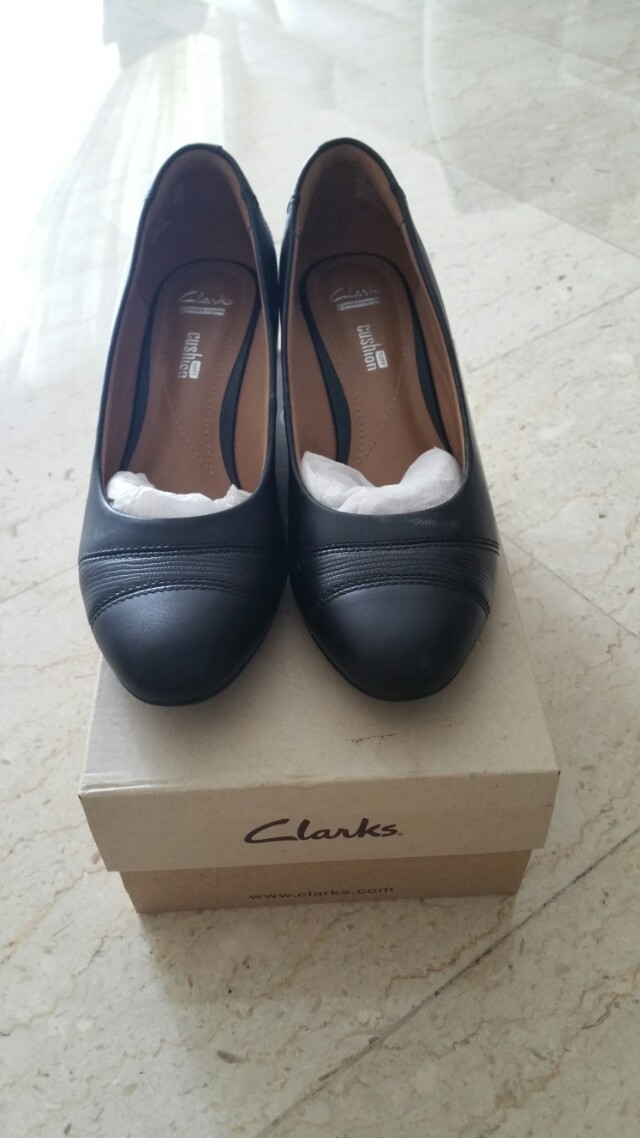 clarks collection cushion shoes