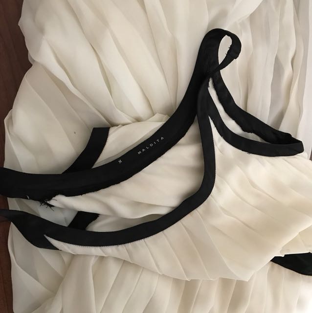 Maldita long dress (Category: Dresses) located in Quezon City. Submitted by msmetric (Listing ID 146741622, Image 3). Description: .