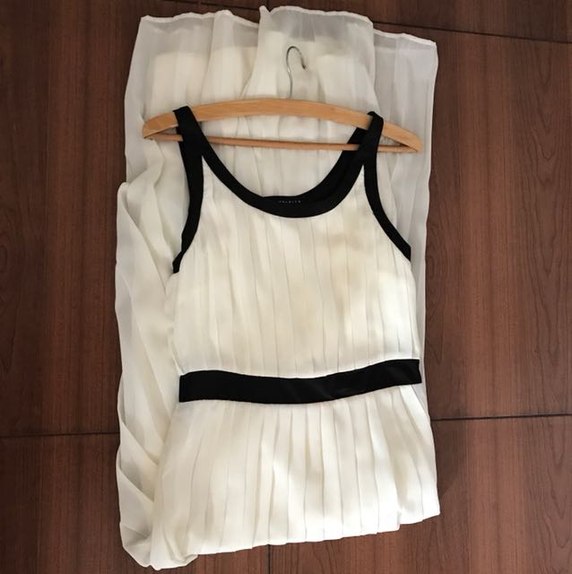 Maldita long dress (Category: Dresses) located in Quezon City. Submitted by msmetric (Listing ID 146741622, Image 2). Description: .