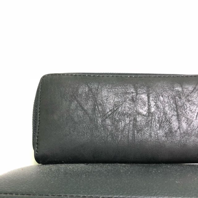 WALLET (LONG) (Category: Wallets & Card Holders) located in Singapore. Submitted by anselho (Listing ID 146789618, Image 4). Description: Long wallet Black with minimalistic design Zip compartment in the center for coins 8 cardholding slots Unisex!.