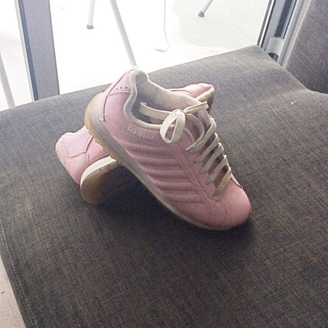 Very cute vintage K Swiss shoes in pink hard to find Women s