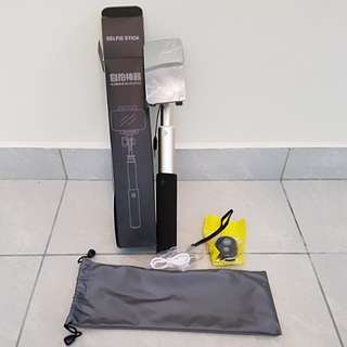 Aluminium selfie stick with shutter button