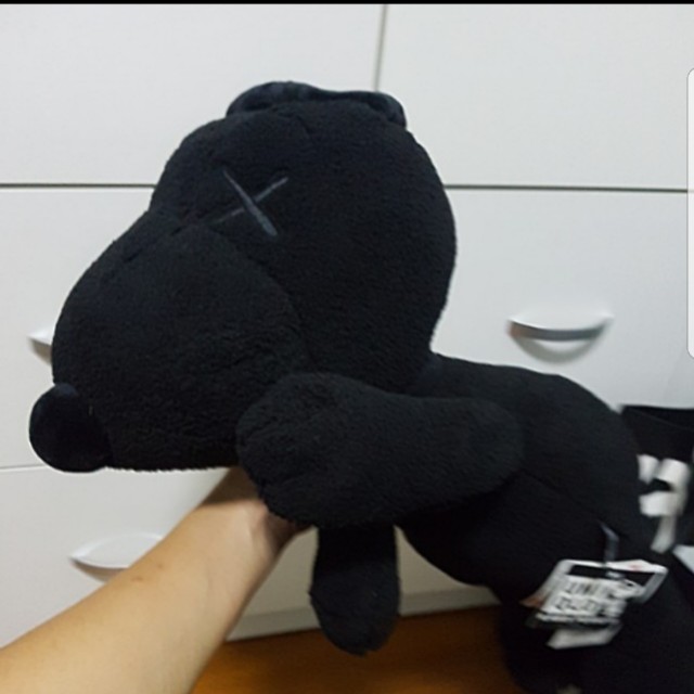 black snoopy kaws