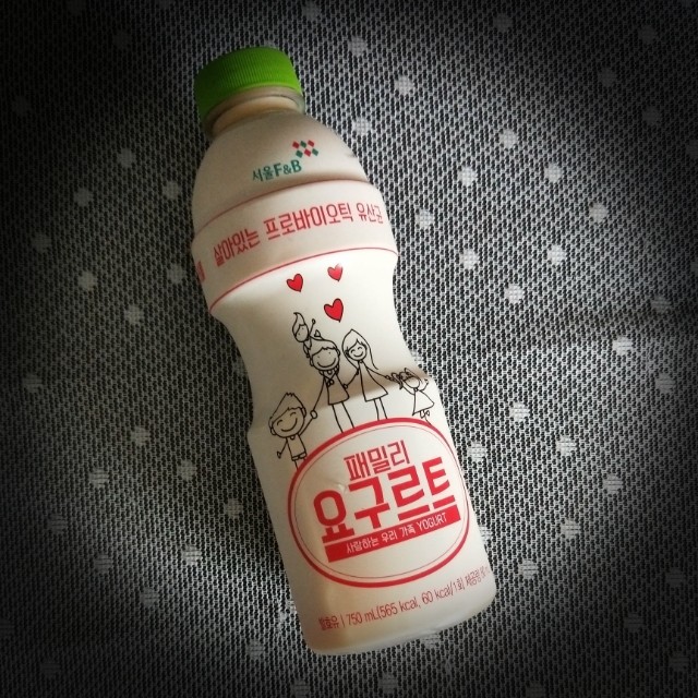 File Japanese Yakult Probiotic Drink And Korean Biofeel Copycat Product Jpg Wikipedia