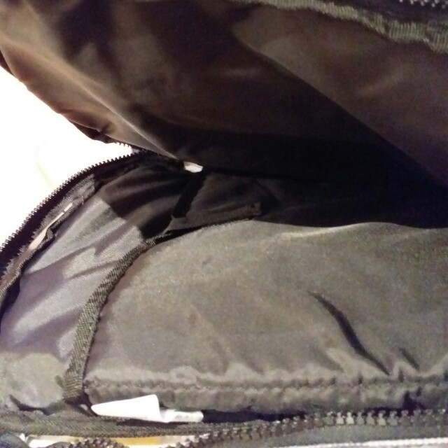 Quicksilver backpack （分類：背包）位於 Hong Kong。 由 funnymuimui 提交（商品編號 147148135，圖片 4）。簡介： 100% new Quickdilver backpack, colourful, with price tag。