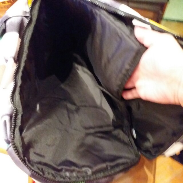 Quicksilver backpack （分類：背包）位於 Hong Kong。 由 funnymuimui 提交（商品編號 147148135，圖片 3）。簡介： 100% new Quickdilver backpack, colourful, with price tag。