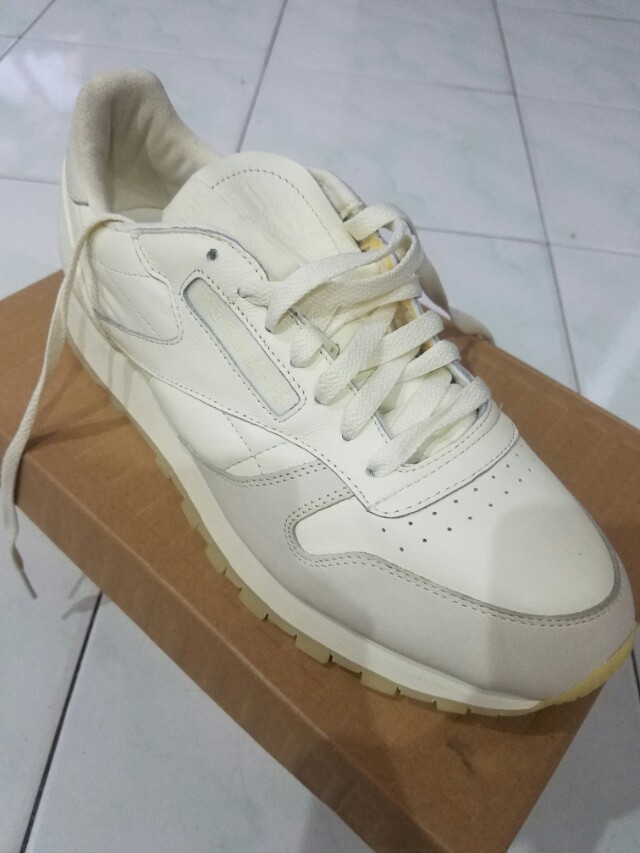 Cream reebok outlet classics