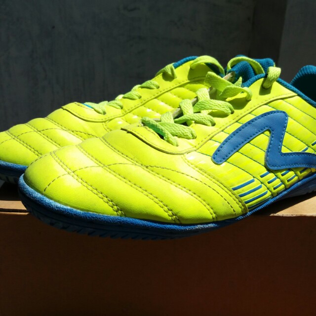 specs futsal shoes