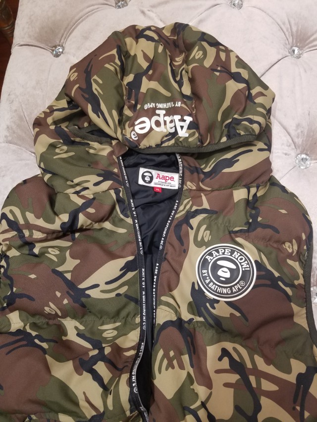 A BATHING APE Jacket （分類：外套及戶外衣服）位於 Hong Kong。 由 pigpigsam83 提交（商品編號 147447439，圖片 1）。簡介： 經典迷彩 有帽棉褸 Women:L Men:M Chest 85cm Length 63cm。
