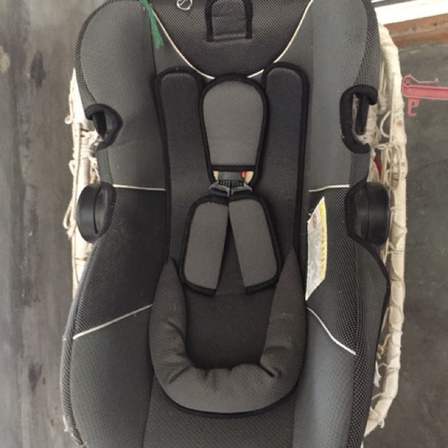 Giant Carrier Car Seat (Category: Carriers & Slings) located in Batangas. Submitted by micayshop (Listing ID 147560860, Image 1). Description: Giant Carrier carseat.. pwede ding parang ‘Moses Basket’.. P1700 negotiable..