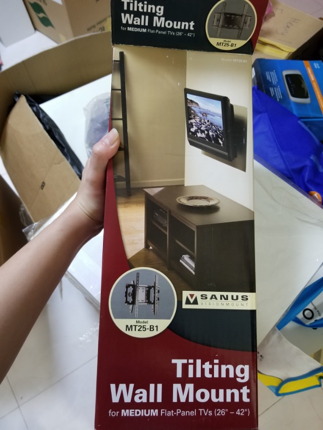 Toshiba 32 inch lcd tv with new wall mount bracket, Home Appliances