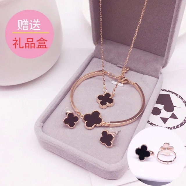 Clover sale design jewelry