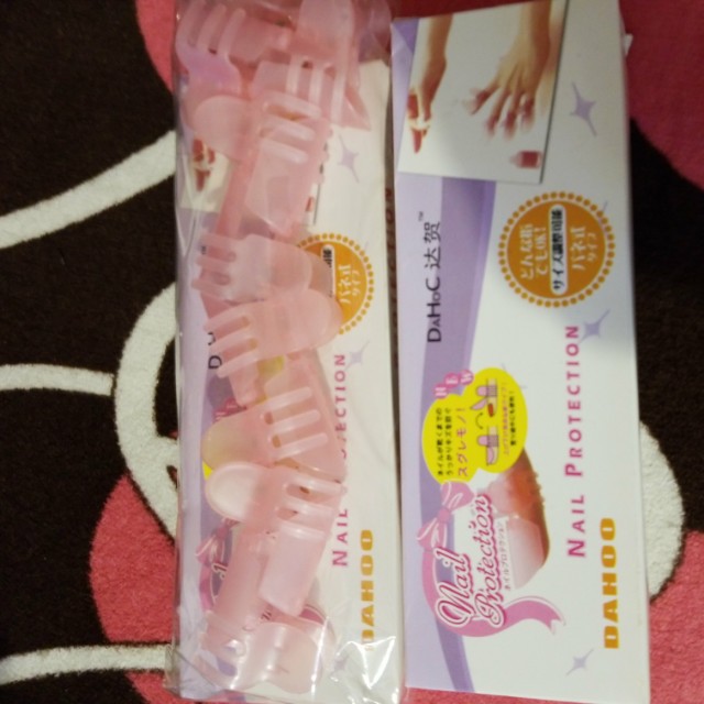 $5 （分類：長銀包）位於 Hong Kong。 由 shoping15 提交（商品編號 147667696，圖片 2）。簡介： 《女人我最大》牛爾老師， 藍心湄強烈推薦產品 日本達賀DAHOO 指甲油保護套夾 很多時候指甲油未幹時，因為不小心碰到或受汙的事情時有發生，所以一般擦完後都不能動，要等到完全幹了才能做事，煩人得很哦！ 是用來夾在手指上面保護指甲的，特別是剛塗了甲油，未乾透時很容易會刮花，就可以戴上這個作保護了。 夾好了的樣子就是這樣，前端的蓋掩可以揭起的，也相當方便。 全新$5包平郵 一盒內有10隻手指用 原裝包裝盒。