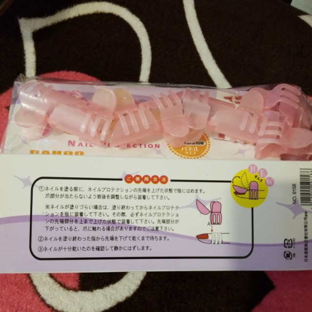 $5 （分類：長銀包）位於 Hong Kong。 由 shoping15 提交（商品編號 147667696，圖片 3）。簡介： 《女人我最大》牛爾老師， 藍心湄強烈推薦產品 日本達賀DAHOO 指甲油保護套夾 很多時候指甲油未幹時，因為不小心碰到或受汙的事情時有發生，所以一般擦完後都不能動，要等到完全幹了才能做事，煩人得很哦！ 是用來夾在手指上面保護指甲的，特別是剛塗了甲油，未乾透時很容易會刮花，就可以戴上這個作保護了。 夾好了的樣子就是這樣，前端的蓋掩可以揭起的，也相當方便。 全新$5包平郵 一盒內有10隻手指用 原裝包裝盒。
