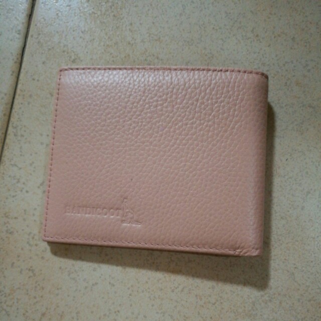 Wallet (Category: Wallets & Card Holders) located in Singapore. Submitted by zzbts_99 (Listing ID 147756946, Image 3). Description: Brand new! Bought from China Suitable as valentine's gift! Price can be negotiated!.