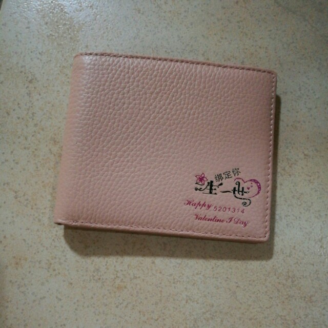 Wallet (Category: Wallets & Card Holders) located in Singapore. Submitted by zzbts_99 (Listing ID 147756946, Image 2). Description: Brand new! Bought from China Suitable as valentine's gift! Price can be negotiated!.