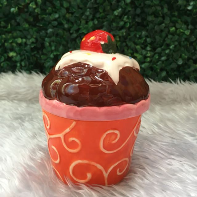Cupcake Jar Medium (Category: Bakeware) located in Taguig. Submitted by behonestdear (Listing ID 147967885, Image 1). Description: Around 4-5” tall Super nice in actual.