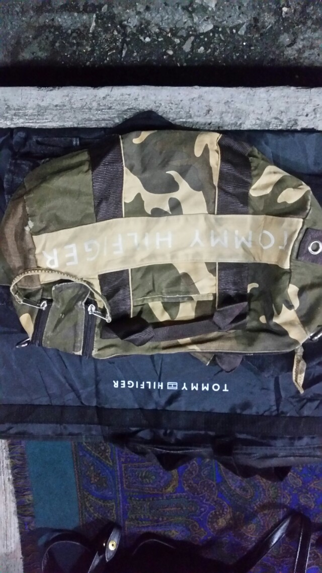 tommy hilfiger camo duffle bag