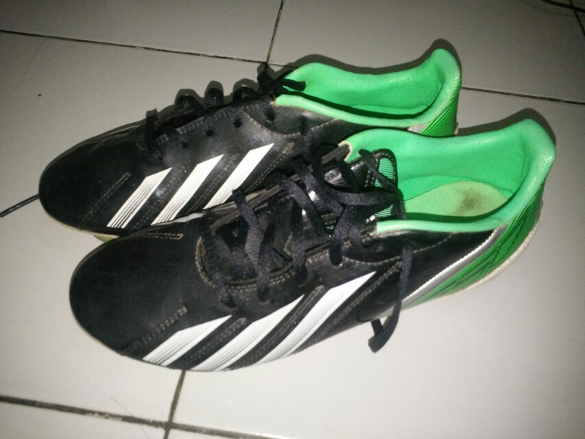 sepatu bola adidas f10 original