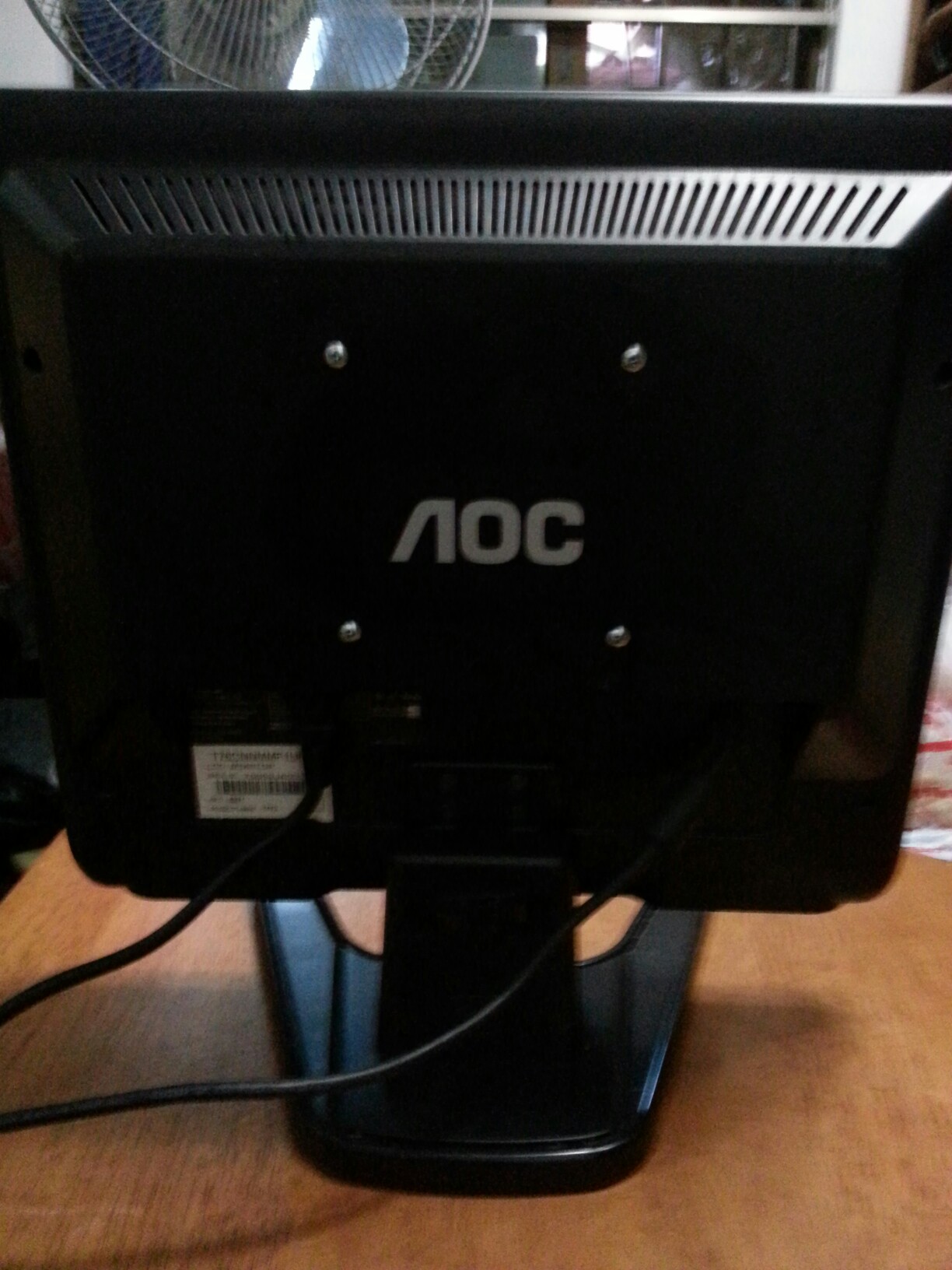 AOC LCD MONITOR 17二手八成新西貢區另有掛牆架鋁材料售$100, 電腦＆科技, 電腦周邊及配件, 電子屏幕 - Carousell