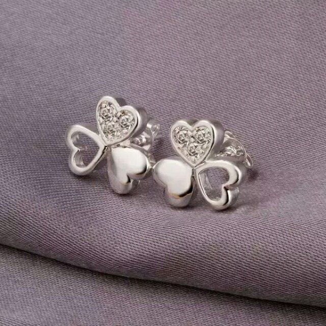 Lucky Clover Heart Necklace (Category: Necklaces) located in Valenzuela. Submitted by glamwork (Listing ID 147902117, Image 1). Description: .