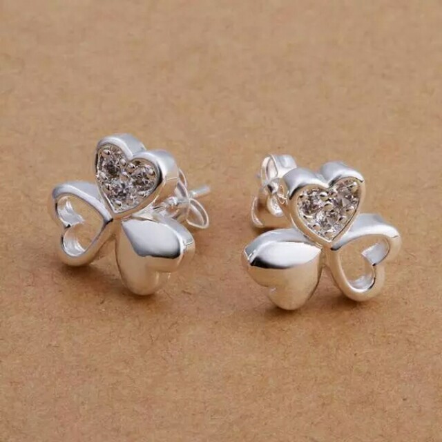 Lucky Clover Heart Necklace (Category: Necklaces) located in Valenzuela. Submitted by glamwork (Listing ID 147902117, Image 2). Description: .