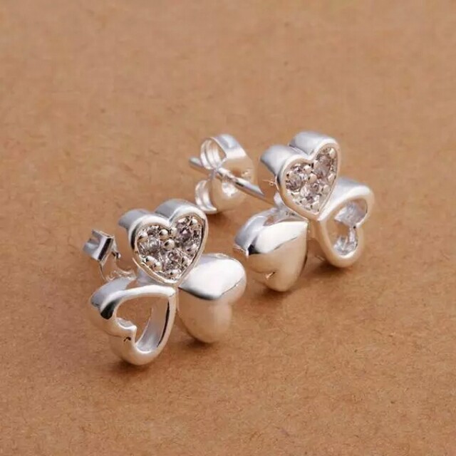 Lucky Clover Heart Necklace (Category: Necklaces) located in Valenzuela. Submitted by glamwork (Listing ID 147902117, Image 3). Description: .