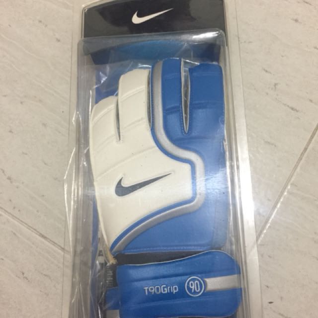 Aandringen Dat vlinder Nike T90 Grip Goalkeeper Gloves, Sports Equipment, Sports & Games, Racket &  Ball Sports on Carousell