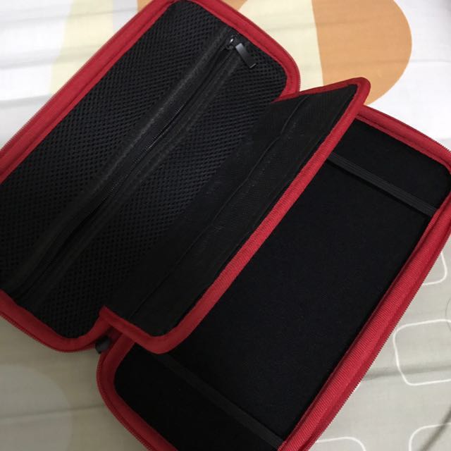 Switch case （分類：保護殼及保護套）位於 Hong Kong。 由 vmaxxxxx 提交（商品編號 140222544，圖片 2）。簡介： 全身未用過Switch 硬case 內有10個卡位 有拉鍊 主機位雙橡筋保護 牌子DOBE。