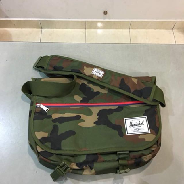 Herschel Messenger Bag, Men's Fashion, Watches & Accessories, Wallets