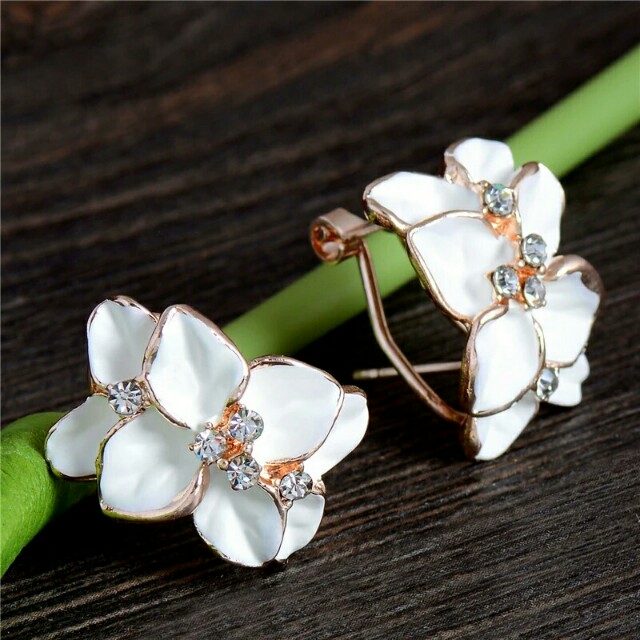 Petals Fashion Earrings (Category: Rings) located in Valenzuela. Submitted by glamwork (Listing ID 148139754, Image 1). Description: .