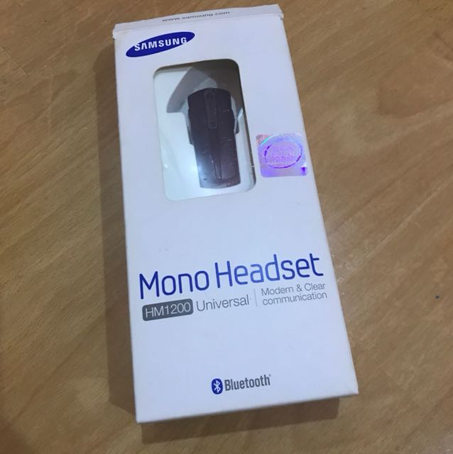Samsung Mono Headset (Category: Earphones) located in Las Pinas. Submitted by beemcloset (Listing ID 148147817, Image 1). Description: Used kasi naopen ko yung box. Never ko naman nagamit kasi iphone ako. Lol! Complete with manual, ear accessories(transparent and 2black) .