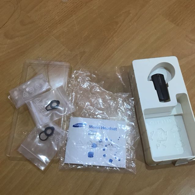 Samsung Mono Headset (Category: Earphones) located in Las Pinas. Submitted by beemcloset (Listing ID 148147817, Image 2). Description: Used kasi naopen ko yung box. Never ko naman nagamit kasi iphone ako. Lol! Complete with manual, ear accessories(transparent and 2black) .