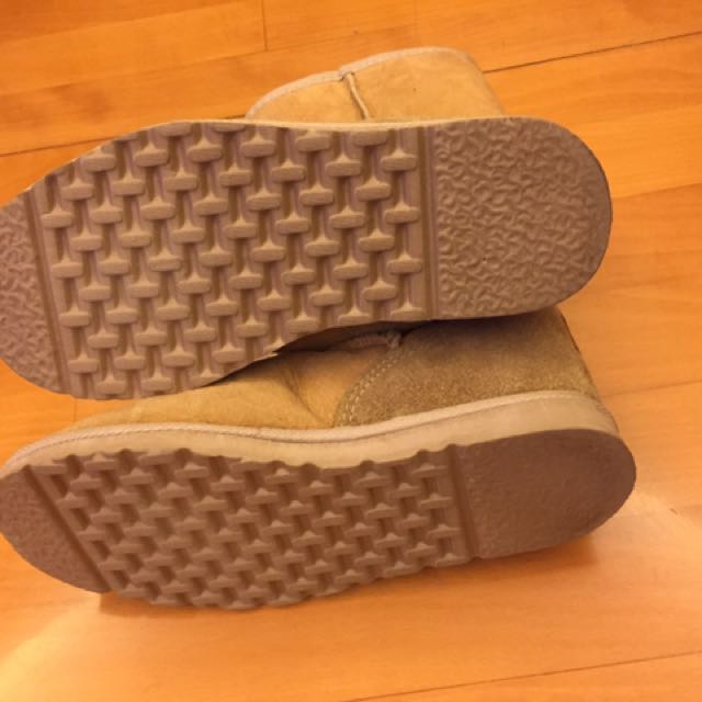 UGG boots （分類：靴）位於 Hong Kong。 由 nsteg 提交（商品編號 148190829，圖片 4）。簡介： Only worn a couple of times, in v good conditions。