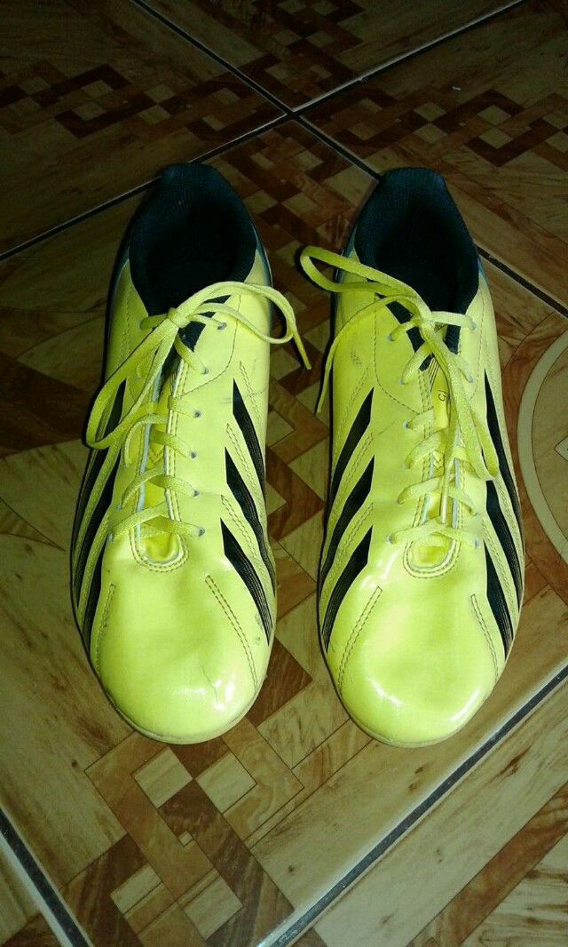f5 football shoes