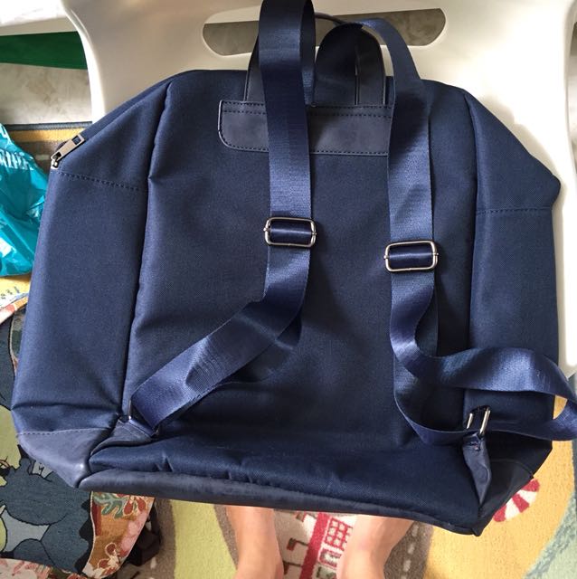 Bagpack (Category: Backpacks) located in Singapore. Submitted by u0503035 (Listing ID 148321979, Image 2). Description: Very big bag, can fit lots of things. .