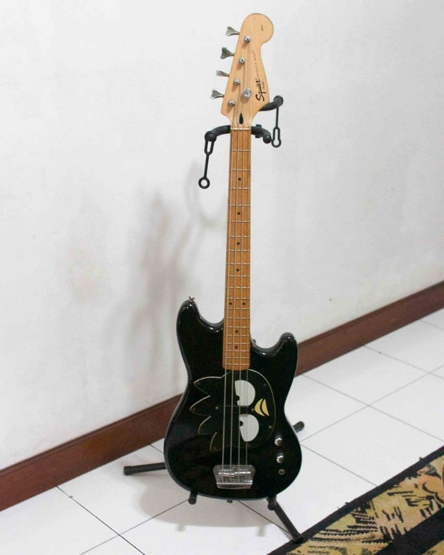 Squier Bronco Bass Badtz Maru edition MII 2008, Musik & Media, Alat di