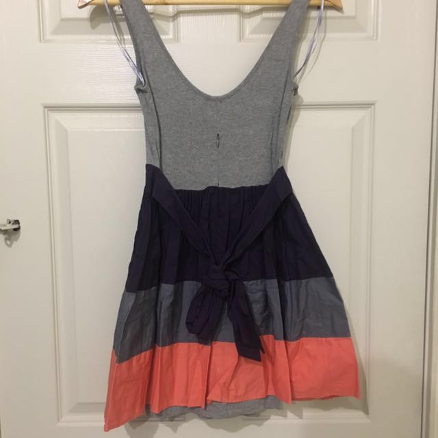 Topshop color block mini dress (Category: Sleeveless) located in Mandaluyong City. Submitted by goodbyethingsph (Listing ID 147435267, Image 2). Description: Topshop color block mini dress with lining Worn several times but still in good condition Size: US 4 EUR 36 MOP: BDO deposit only SF c/o buyer Shipping via Xend or LBC Free shipping within MM To be shipped within 2-3 business days from payment date No returns. No meet-ups. RFS: decluttering.