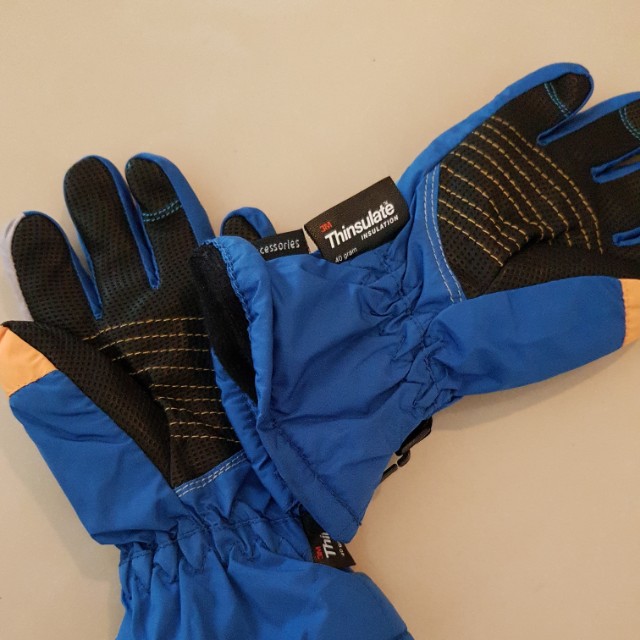 WinterTime Gloves (Category: Babies & Kids Fashion) located in Singapore. Submitted by elloscott (Listing ID 148337539, Image 3). Description: .