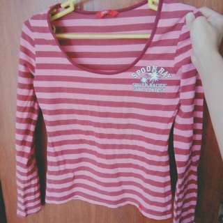 Kaos merah garis garis