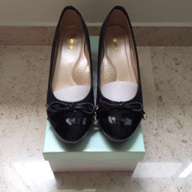 Bata women's shoes/ pumps/ heels size 7 