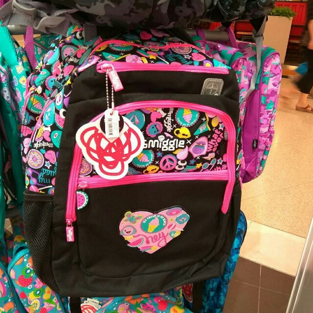 smiggle says backpack