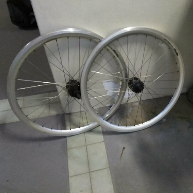 Azonic pyramid triple wall wheelset.26 in 9 speed