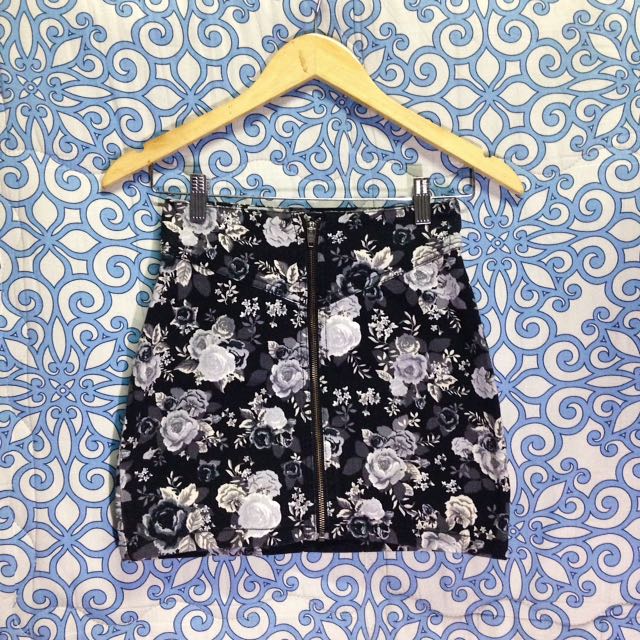 H&M Divided Floral Denim Mini Skirt (Category: Skirts) located in Manila. Submitted by curatedjunk (Listing ID 148654696, Image 1). Description: XS-S, 24-26" EUC, no flaws #hello2018.