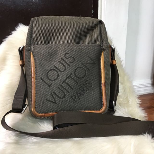 Louis Vuitton Messenger Bag & Sling Bag Lelaki, Men's Fashion, Watches &  Accessories, Wallets & Card Holders on Carousell