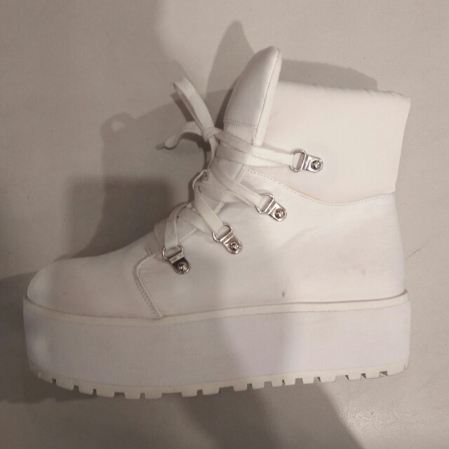 white boots forever 21