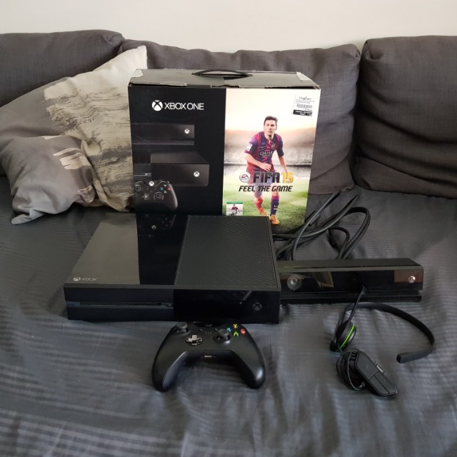 Xbox One with Kinect (Day One Edition) 