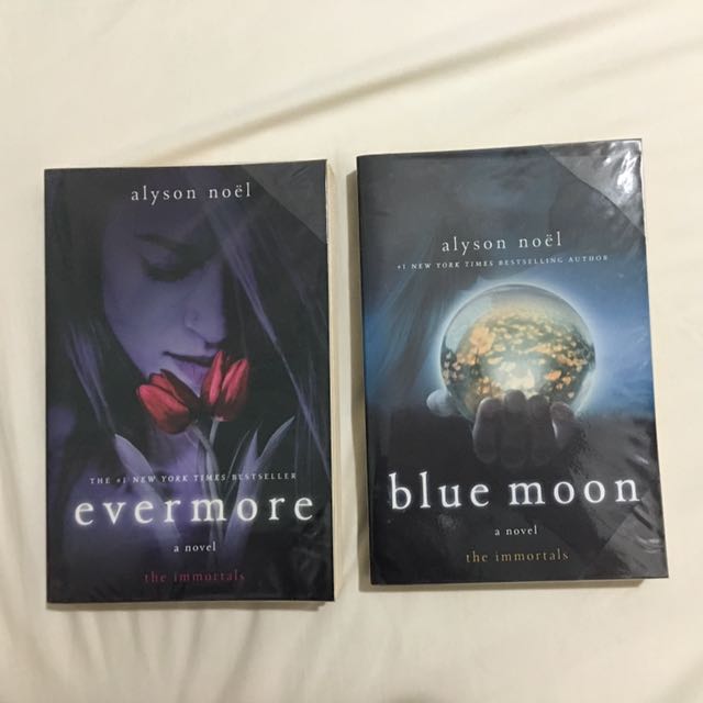 Spotlight: BELOW THE MOON interview + giveaway (International)